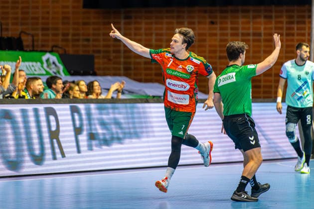 Leif Tissier (TSV Hannover-Burgdorf, Nr. 7) (L-R), TSV Hannover-Burgdorf (orange) against RK Nexe (mint) (1. Matchday of the Main Round EHF European League 2025 2026) (17.02.2026, Swiss Life Hall (Hannover, GER), Copyright: xJanxGuentherx xTSVxHannover-Burgdorfx