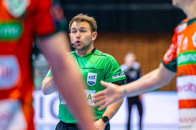 Mads Dahlby Fremstad (Referee, NOR) (L-R), TSV Hannover-Burgdorf (orange) against RK Nexe (mint) (1. Matchday of the Main Round EHF European League 2025 2026) (17.02.2026, Swiss Life Hall (Hannover, GER), Copyright: xJanxGuentherx xTSVxHannover-Burgdorfx