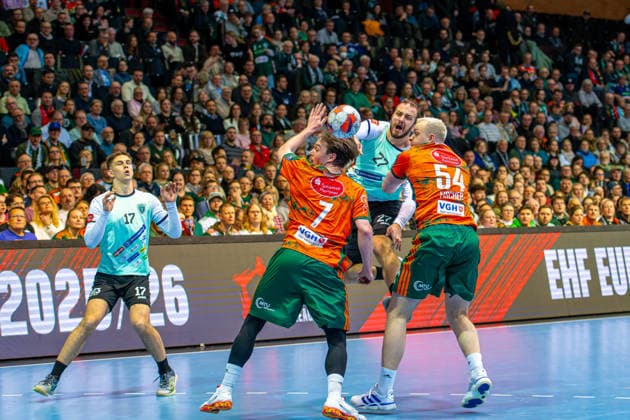 Leif Tissier (TSV Hannover-Burgdorf, Nr. 7) Luka Moslavac (RK Nexe, Nr. 27) Justus Fischer (TSV Hannover-Burgdorf, Nr. 54) (L-R), TSV Hannover-Burgdorf (orange) against RK Nexe (mint) (1. Matchday of the Main Round EHF European League 2025 2026) (17.02.2026, Swiss Life Hall (Hannover, GER), Copyright: xJanxGuentherx xTSVxHannover-Burgdorfx
