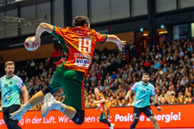 Marius Steinhauser (TSV Hannover-Burgdorf, Nr. 19) (L-R), TSV Hannover-Burgdorf (orange) against RK Nexe (mint) (1. Matchday of the Main Round EHF European League 2025 2026) (17.02.2026, Swiss Life Hall (Hannover, GER), Copyright: xJanxGuentherx xTSVxHannover-Burgdorfx
