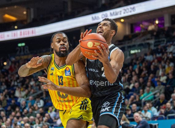 Basketball, Herren, Saison 2025 2026, easyCredit BBL (21. Spieltag), Alba Berlin - Hamburg Towers, v.l. J wan Roberts (Alba), Kenneth Ogbe (Hamburg), 17.02.2026, Copyright: xSebastianxRäppold MatthiasxKochx
