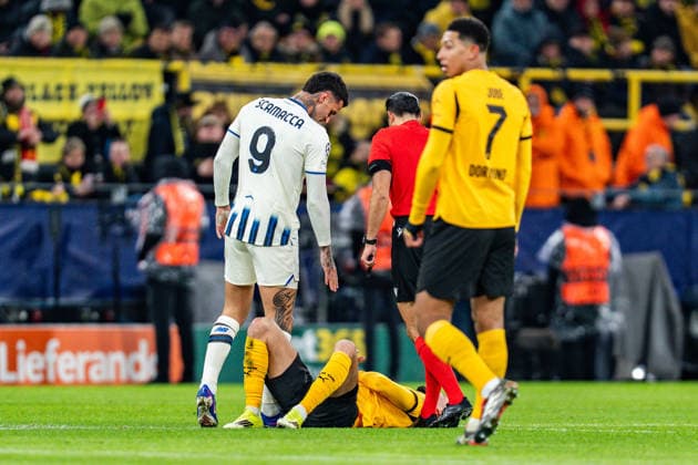 17.02.2026, Borussia Dortmund vs. Atalanta Bergamo, UEFA Champions League, Playoffs Gianluca Scamacca (Atalanta Bergamo) Ramy Bensebaini (Borussia Dortmund, 5) Jobe Bellingham (Borussia Dortmund, 7) Regulations prohibit any use of photographs as image sequences and or quasi video Copyright: xBahhoxKarax