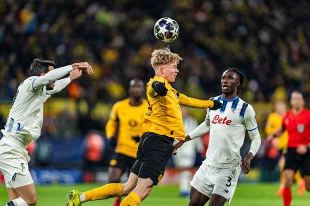 17.02.2026, Borussia Dortmund vs. Atalanta Bergamo, UEFA Champions League, Playoffs Odilon Kossounou (Atalanta Bergamo) Daniel Svensson (Borussia Dortmund, 24) Regulations prohibit any use of photographs as image sequences and or quasi video Copyright: xBahhoxKarax