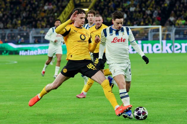 Luca Reggiani (Borussia Dortmund) und Nicola Zalewski (Atalanta BC) kaempfen um den Ball, UEFA Champions League 2025 26 League Knockout Play-off First Leg, Borussia Dortmund v Atalanta BC, BVB Stadion Dortmund am 17. February 2026 in Dortmund, Germany. (Foto von Marco Steinbrenner DeFodi Images) Luca Reggiani (Borussia Dortmund) und Nicola Zalewski (Atalanta BC) battle for the ball, UEFA Champions League 2025 26 League Knockout Play-off First Leg, Borussia Dortmund v Atalanta BC, BVB Stadion Dortmund, February 17, 2026 in Dortmund, Germany. (Photo by Marco Steinbrenner DeFodi Images) -