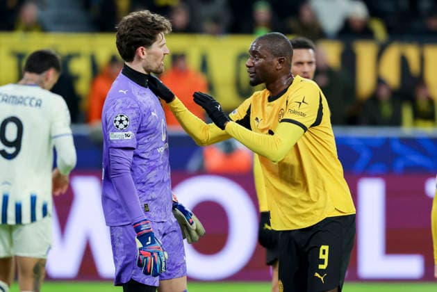 Torhueter Gregor Kobel (Borussia Dortmund) und Serhou Guirassy (Borussia Dortmund) unterhalten sich, UEFA Champions League 2025 26 League Knockout Play-off First Leg, Borussia Dortmund v Atalanta BC, BVB Stadion Dortmund am 17. February 2026 in Dortmund, Germany. (Foto von Marco Steinbrenner DeFodi Images) Torhueter Gregor Kobel (Borussia Dortmund) und Serhou Guirassy (Borussia Dortmund) talk together, UEFA Champions League 2025 26 League Knockout Play-off First Leg, Borussia Dortmund v Atalanta BC, BVB Stadion Dortmund, February 17, 2026 in Dortmund, Germany. (Photo by Marco Steinbrenner DeFodi Images) -