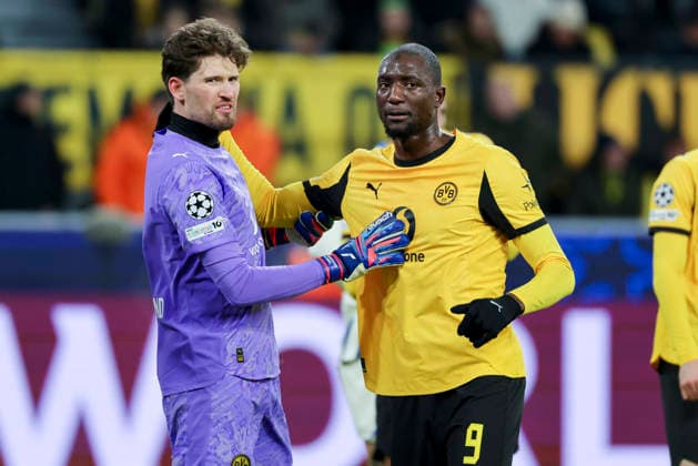Torhueter Gregor Kobel (Borussia Dortmund) und Serhou Guirassy (Borussia Dortmund) unterhalten sich, UEFA Champions League 2025 26 League Knockout Play-off First Leg, Borussia Dortmund v Atalanta BC, BVB Stadion Dortmund am 17. February 2026 in Dortmund, Germany. (Foto von Marco Steinbrenner DeFodi Images) Torhueter Gregor Kobel (Borussia Dortmund) und Serhou Guirassy (Borussia Dortmund) talk together, UEFA Champions League 2025 26 League Knockout Play-off First Leg, Borussia Dortmund v Atalanta BC, BVB Stadion Dortmund, February 17, 2026 in Dortmund, Germany. (Photo by Marco Steinbrenner DeFodi Images) -