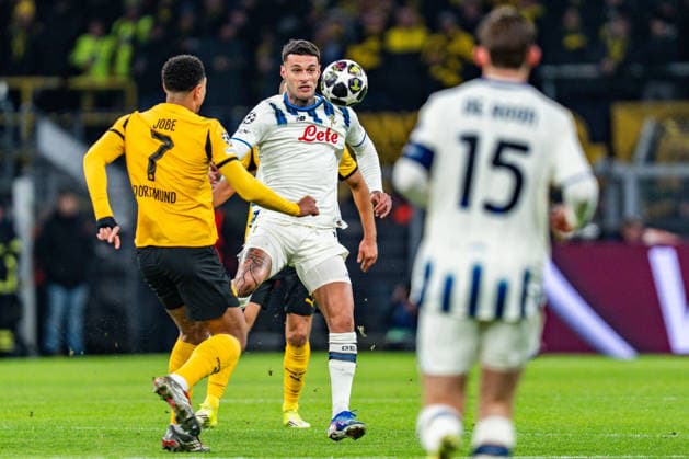 17.02.2026, Borussia Dortmund vs. Atalanta Bergamo, UEFA Champions League, Playoffs Gianluca Scamacca (Atalanta Bergamo) Jobe Bellingham (Borussia Dortmund, 7) Regulations prohibit any use of photographs as image sequences and or quasi video Copyright: xBahhoxKarax