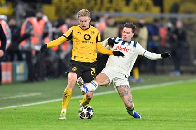 v. li. im Zweikampf Daniel Svensson (Dortmund 24) Nicola Zalewski (Atalanta 59) 17.02.2026 Fussball, Champions League, Borussia Dortmund vs Atalanta Bergamo , Signal Iduna Park, Dortmund,