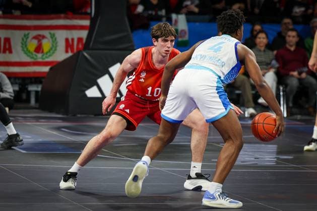 Justinian Jessup 10 (FC Bayern Muenchen Basketball) verteidigt gegen Nahiem Alleyne 4 (Skyliners Frankfurt), FC Bayern Muenchen Basketball vs. Skyliners Frankfurt, easycredit-BBL, BBL, Basketball, Maenner, Saison 2025 2025, Regulaere Saison, 21. Spieltag, 17.02.2026 Muenchen Bayern Deutschland