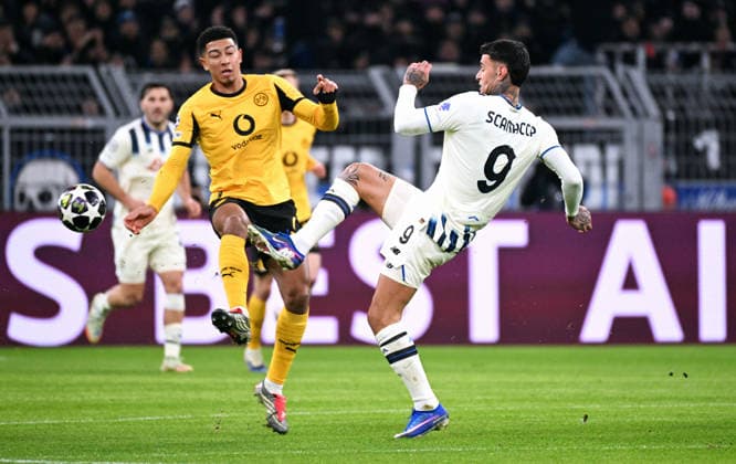 Fussball, Champions League, Deutschland, Herren, Saison 2025 2026, Play-Offs, Signal Iduna Park Dortmund: Bor. Dortmund - Atalanta Bergamo; Jobe Bellingham (BVB), Gianluca Scamacca (ATB). Aktion