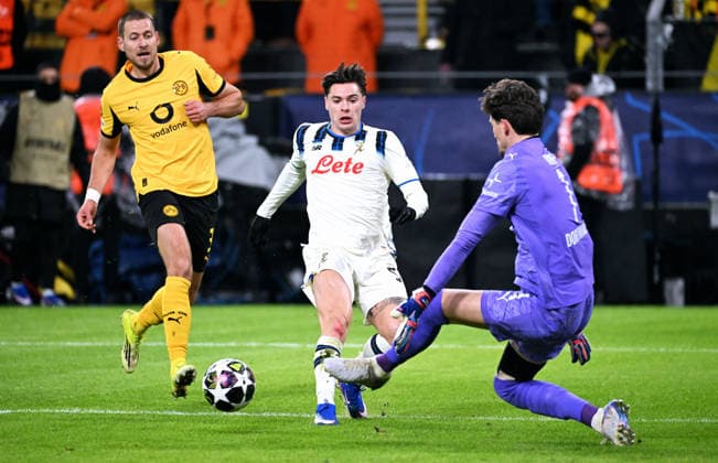 Fussball, Champions League, Deutschland, Herren, Saison 2025 2026, Play-Offs, Signal Iduna Park Dortmund: Bor. Dortmund - Atalanta Bergamo; Gregor Kobel (BVB), Honest Ahanor (ATB), Waldemar Anton (BVB). Aktion
