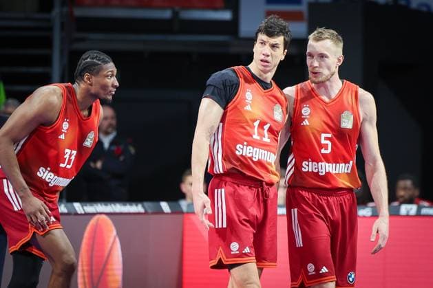 Vladimir Lucic 11 (FC Bayern Muenchen Basketball) und Niels Giffey 5 (FC Bayern Muenchen Basketball) im Gespraech, FC Bayern Muenchen Basketball vs. Skyliners Frankfurt, easycredit-BBL, BBL, Basketball, Maenner, Saison 2025 2025, Regulaere Saison, 21. Spieltag, 17.02.2026 Muenchen Bayern Deutschland