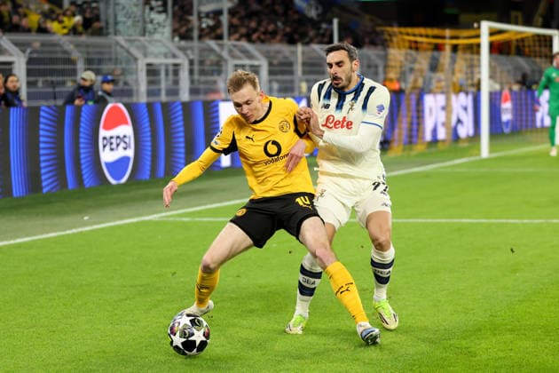 Zweikampf zwischen Maximilian Beier (Borussia Dortmund) und Sead Kolasinac (Atalanta Bergamo) GER, Borussia Dortmund gegen Atalanta Bergamo, Fussball, Champions League, Play-off, Spielzeit 2025 2026, 17.02.2026 GER, Borussia Dortmund gegen Atalanta Bergamo, Fussball, Champions League, Play-off, Spielzeit 2025 2026, 17.02.2026 Dortmund Copyright: xEibner-Pressefoto FrankxZeisingx EP_FZG
