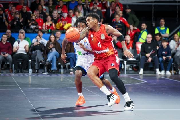 Xavier Rathan-Mayes 4 (FC Bayern Muenchen Basketball) in Aktion gegen Isaiah Swope 1 (Skyliners Frankfurt), FC Bayern Muenchen Basketball vs. Skyliners Frankfurt, easycredit-BBL, BBL, Basketball, Maenner, Saison 2025 2025, Regulaere Saison, 21. Spieltag, 17.02.2026 Muenchen Bayern Deutschland