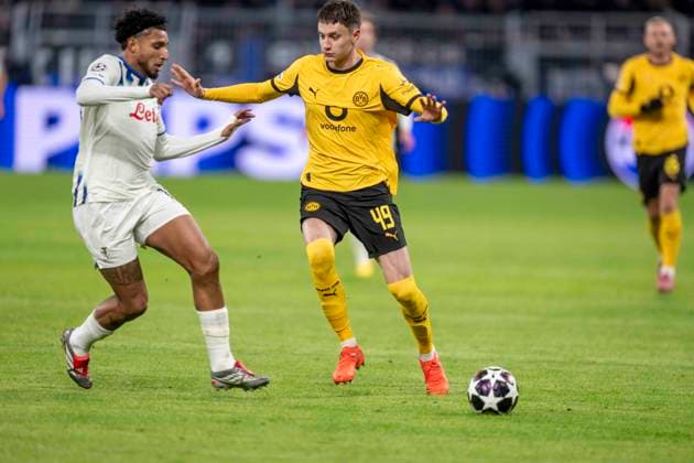 17.02.2026, Borussia Dortmund vs. Atalanta Bergamo, UEFA Champions League, Playoffs: Ederson (Atalanta Bergamo) (l) und Luca Reggiani (Borussia Dortmund) kämpfen um den Ball. Regulations prohibit any use of photographs as image sequences and or quasi video Copyright: xDavidxInderliedx