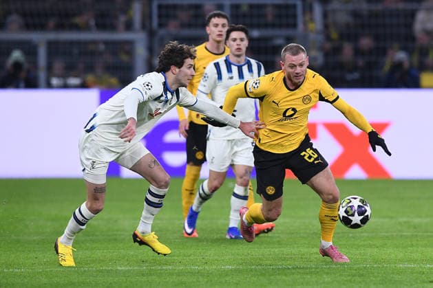 Fußball UEFA Champions League Play-off-Hinspiel Borussia Dortmund - Atalanta Bergamo am 17.02.2026 im Signal Iduna Park in Dortmund Lorenzo Bernasconi ( Bergamo ), links - Julian Ryerson ( Dortmund ), rechts