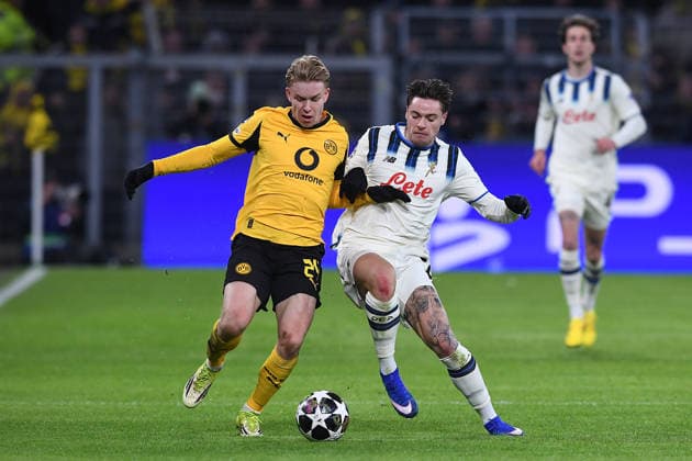 Fußball UEFA Champions League Play-off-Hinspiel Borussia Dortmund - Atalanta Bergamo am 17.02.2026 im Signal Iduna Park in Dortmund Daniel Svensson ( Dortmund ), links - Nicola Zalewski ( Bergamo ), rechts
