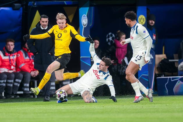 17.02.2026, Fussball, Saison 2025 2026, UEFA Champions League, Play-Offs, Round 1, Borussia Dortmund - Atalanta Bergamo, v. l. Daniel Svensson (Borussia Dortmund), Nicola Zalewski (Atalanta Bergamo), Ederson Ederson (Atalanta Bergamo), Dortmund Signal Iduna Park NRW Deutschland xRHR-FOTO DEx Copyright: DennisxEwert RHR-FOTOx RHR-FOTO DE