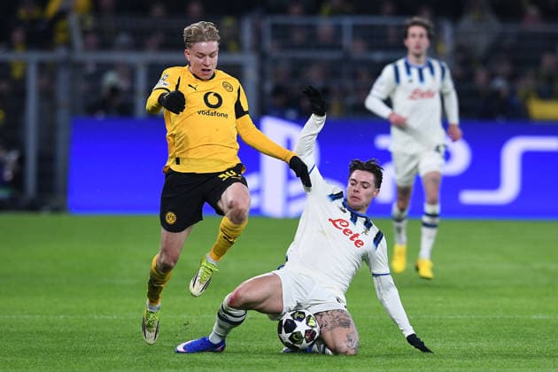 Fußball UEFA Champions League Play-off-Hinspiel Borussia Dortmund - Atalanta Bergamo am 17.02.2026 im Signal Iduna Park in Dortmund Daniel Svensson ( Dortmund ), links - Nicola Zalewski ( Bergamo ), rechts