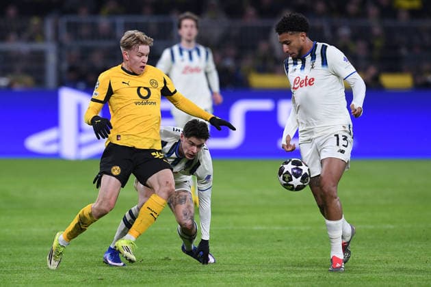 Fußball UEFA Champions League Play-off-Hinspiel Borussia Dortmund - Atalanta Bergamo am 17.02.2026 im Signal Iduna Park in Dortmund Daniel Svensson ( Dortmund ), links - Ederson ( Bergamo ), rechts