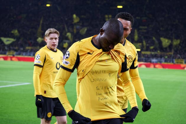 Dortmund, Deutschland 17. Februar 2026: UEFA Champions League - 2025 2026 - Borussia Dortmund vs. Atalanta Bergamo Im Bild:v.li. Torschütze Serhou Guirassy (BVB) macht das Tor zum 1:0 für Dortmund und zeigt dabei das Unterhemd mit persönlicher Widmung für Aissata Guirassy mit der Aufschrift Qu il l acceuil dans son vaste paradis (dt.: Möge er dich in seinem weiten Paradies willkommen heißen. Daneben jubelt Felix Nmecha (BVB) Copyright: HMBxMedia MadeleinexFantini