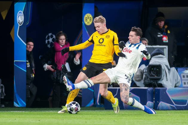17.02.2026, Fussball, Saison 2025 2026, UEFA Champions League, Play-Offs, Round 1, Borussia Dortmund - Atalanta Bergamo, v. l. Daniel Svensson (Borussia Dortmund), Nicola Zalewski (Atalanta Bergamo), Dortmund Signal Iduna Park NRW Deutschland xRHR-FOTO DEx Copyright: DennisxEwert RHR-FOTOx RHR-FOTO DE