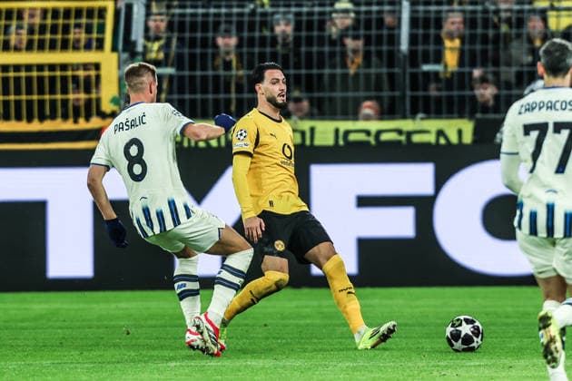 Fussball, UEFA Champions League Saison 2025 2026 PlayOffs Hinspiel Borussia Dortmund - Atalanta Bergamo 17.02.2026, SIGNAL IDUNA PARK Mario Pasalic (Atalanta Bergamo, 8) Ramy Bensebaini (Borussia Dortmund, 5) Dortmund SIGNAL IDUNA PARK Nordrhein-Westfalen Deutschland
