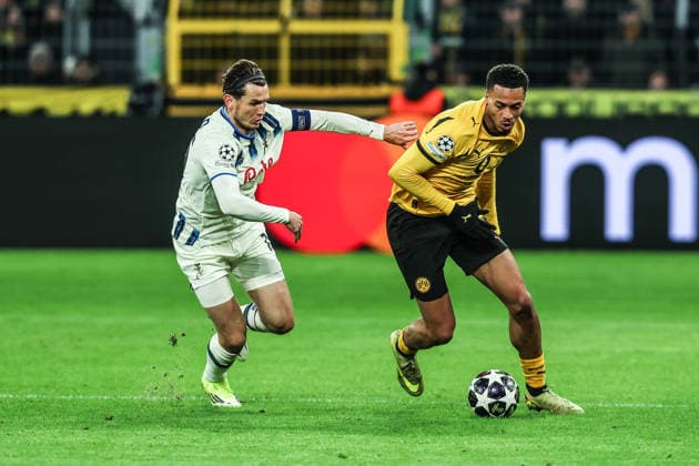 Fussball, UEFA Champions League Saison 2025 2026 PlayOffs Hinspiel Borussia Dortmund - Atalanta Bergamo 17.02.2026, SIGNAL IDUNA PARK Marten de Roon (Atalanta Bergamo, 15) Felix Nmecha (Borussia Dortmund, 8) Dortmund SIGNAL IDUNA PARK Nordrhein-Westfalen Deutschland