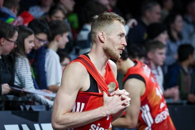 Niels Giffey 5 (FC Bayern Muenchen Basketball) zufrienden nach Spielschluss, FC Bayern Muenchen Basketball vs. Skyliners Frankfurt, easycredit-BBL, BBL, Basketball, Maenner, Saison 2025 2025, Regulaere Saison, 21. Spieltag, 17.02.2026 Muenchen Bayern Deutschland