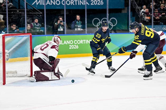 17 02 2026, Milano, Santa Giulia Ice hockey, Eishockey Arena, Winter Olympics: Sweden - Latvia (Ice Hockey), Gabriel Landeskog of Sweden (R) scores a goal against goalkeeper Elvis Merzlikins of Latvia Milano Santa Giulia Ice Hockey Arena Lombardy Italy *** 17 02 2026, Milano, Santa Giulia Ice Hockey Arena, Winter Olympics Sweden Latvia Ice Hockey , Gabriel Landeskog of Sweden R scores a goal against goalkeeper Elvis Merzlikins of Latvia Milano Santa Giulia Ice Hockey Arena Lombardy Italy Copyright: xJustPictures.ch AndreaxBrancax jp-en-AnBr-AB-AAB_316117022026
