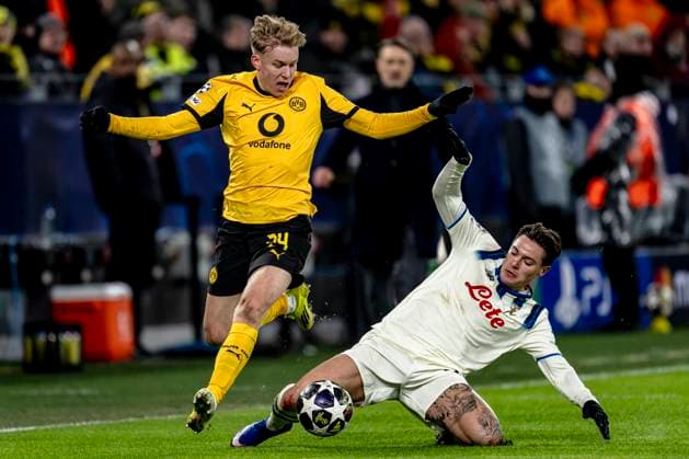 Borussia Dortmund defender Daniel Svensson, Atalanta midfielder Nicola Zalewski, during the match Borussia Dortmund vs Atalanta BC at the BVB Stadion Dortmund for the Champions League - KO play-offs - 1st leg season 2025-2026 in DORTMUND, Germany on 17 february 2026. (Photo by Stefan Koops EYE4IMAGES DeFodi Images) -