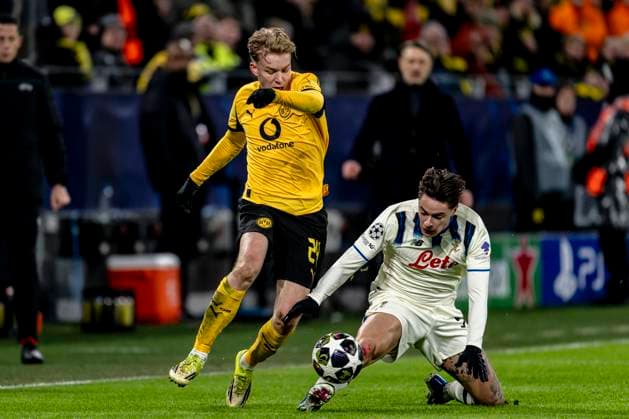 Borussia Dortmund defender Daniel Svensson, Atalanta midfielder Nicola Zalewski, during the match Borussia Dortmund vs Atalanta BC at the BVB Stadion Dortmund for the Champions League - KO play-offs - 1st leg season 2025-2026 in DORTMUND, Germany on 17 february 2026. (Photo by Stefan Koops EYE4IMAGES DeFodi Images) -