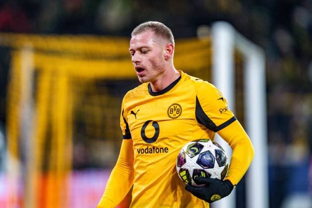 17.02.2026, Borussia Dortmund vs. Atalanta Bergamo, UEFA Champions League, Playoffs Julian Ryerson (Borussia Dortmund, 26) Regulations prohibit any use of photographs as image sequences and or quasi video Copyright: xBahhoxKarax
