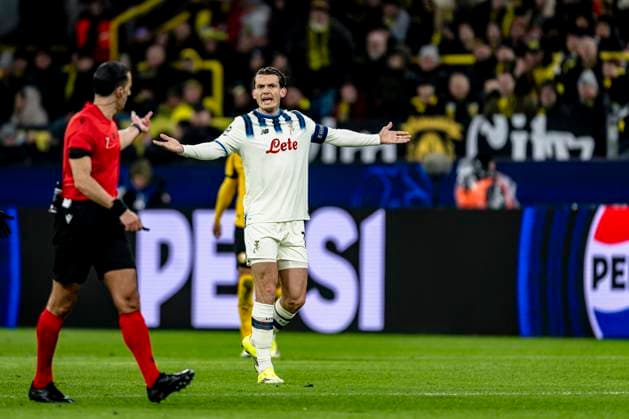 referee Serdar Gozubuyuk, Atalanta midfielder Marten de Roon, during the match Borussia Dortmund vs Atalanta BC at the BVB Stadion Dortmund for the Champions League - KO play-offs - 1st leg season 2025-2026 in DORTMUND, Germany on 17 february 2026. (Photo by Stefan Koops EYE4IMAGES DeFodi Images) -