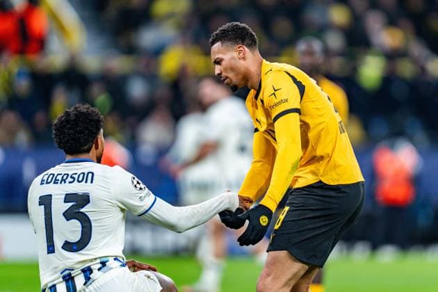 17.02.2026, Borussia Dortmund vs. Atalanta Bergamo, UEFA Champions League, Playoffs Felix Nmecha (Borussia Dortmund, 8) Ederson (Atalanta Bergamo) Regulations prohibit any use of photographs as image sequences and or quasi video Copyright: xBahhoxKarax
