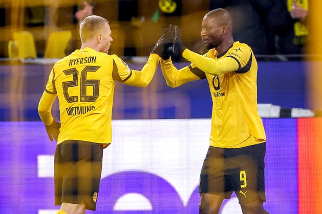 17.02.2026, Fußball, UEFA Champions League, Borussia Dortmund - Atalanta Bergamo, BVB Stadion, Play-Offs Hinspiel, Saison 2025 2026: Torjubel nach dem Tor zum 1:0 durch Torschütze Serhou Guirassy (BVB 09) zusammen mit Julian Ryerson (BVB 26) Regulations prohibit any use of photographs as image sequences and or quasi-video. Nordrhein-Westfalen Deutschland