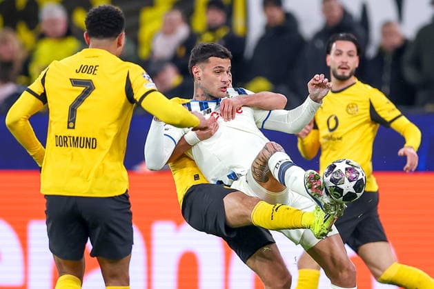 17.02.2026, Fußball, UEFA Champions League, Borussia Dortmund - Atalanta Bergamo, BVB Stadion, Play-Offs Hinspiel, Saison 2025 2026: Gianluca Scamacca (Atalanta Bergamo 09) im Zweikampf gegen Jobe Bellingham (BVB 07) Waldemar Anton (BVB 03) Ramy Bensebaini (BVB 05) Regulations prohibit any use of photographs as image sequences and or quasi-video. Nordrhein-Westfalen Deutschland