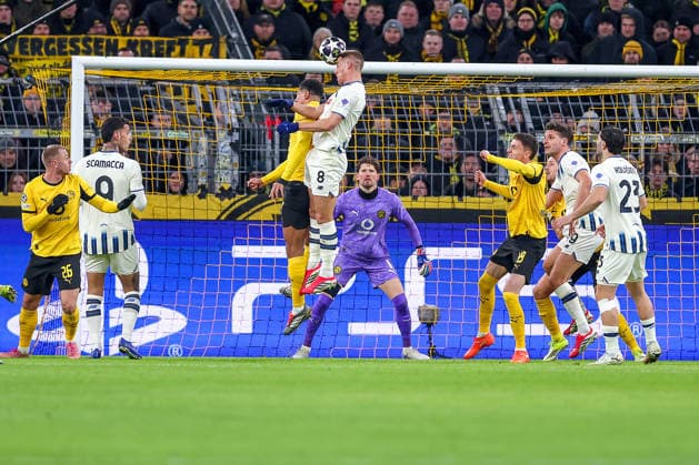17.02.2026, Fußball, UEFA Champions League, Borussia Dortmund - Atalanta Bergamo, BVB Stadion, Play-Offs Hinspiel, Saison 2025 2026: Jobe Bellingham (BVB 07) im Zweikampf gegen Mario Pasalic (Atalanta Bergamo 08) Kopfballduell im Strafraum Regulations prohibit any use of photographs as image sequences and or quasi-video. Nordrhein-Westfalen Deutschland