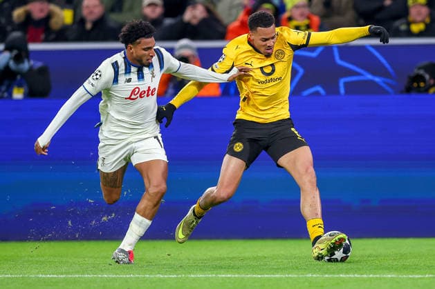 17.02.2026, Fußball, UEFA Champions League, Borussia Dortmund - Atalanta Bergamo, BVB Stadion, Play-Offs Hinspiel, Saison 2025 2026: Ederson dos Santos Lourenco da Silva(Atalanta Bergamo 13) im Zweikampf gegen Felix Nmecha (BVB 08) Regulations prohibit any use of photographs as image sequences and or quasi-video. Nordrhein-Westfalen Deutschland