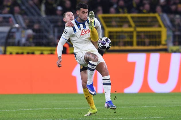Fußball UEFA Champions League Play-off-Hinspiel Borussia Dortmund - Atalanta Bergamo am 17.02.2026 im Signal Iduna Park in Dortmund Gianluca Scamacca ( Bergamo ), vorne - Waldemar Anton ( Dortmund ), hinten