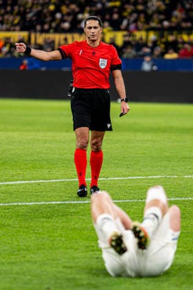 2026-02-17 Borussia Dortmund v Atalanta BC - UEFA Champions League 2025 26 League Knockout Play-off First Leg DORTMUND, GERMANY - FEBRUARY 17: referee Serdar Gozubuyuk awards a free kick to Atalanta BC during the UEFA Champions League 2025 26 League Knockout Play-off First Leg match between Borussia Dortmund and Atalanta BC at BVB Stadion Dortmund on February 17, 2026 in Dortmund, Germany. (Photo by Gabriel Calvino Alonso BSR Agency) Dortmund Germany Content not available for redistribution in The Netherlands directly or indirectly through any third parties. Copyright: xBSRxAgencyx