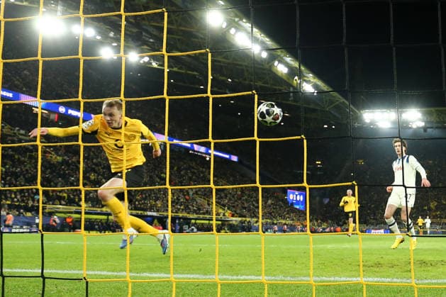 Dortmund, Germany, 17.02.26, Maximilian Beier (Borussia Dortmund) schiesst das 2:0 während des Spiels der Champions League Playoffs zwischen Borussia Dortmund - Atalanta Bergamo im Signal Iduna Park in Dortmund. (Photo by Joachim Bywaletz) DFB DFL REGULATIONS PROHIBIT ANY USE OF PHOTOGRAPHS AS IMAGE SEQUENCES AND OR QUASI-VIDEO. Copyright: JoachimxBywaletz xJB-Sportfoto