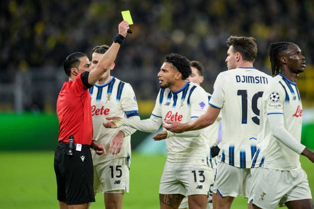 Fußball, Championsleague, 20260217, BV Borussia Dortmund - Atalanta Bergamo. Im Bild v.l. Schiedsrichter Serdar GÖZÜBÜYÜK (NED), gelbe Karte Berat DJIMSITI (Bergamo, 19). Dortmund Signal Iduna Park Nordrhein-Westfalen Deutschland Copyright: Passion2Press MarkusxFischerx