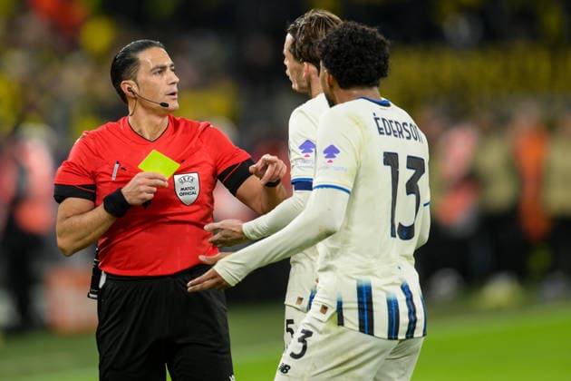 Fußball, Championsleague, 20260217, BV Borussia Dortmund - Atalanta Bergamo. Im Bild v.l. Schiedsrichter Serdar GÖZÜBÜYÜK (NED), Marten DE ROON (Bergamo, 15), EDERSON (Bergamo, 13), reklamiert. Dortmund Signal Iduna Park Nordrhein-Westfalen Deutschland Copyright: Passion2Press MarkusxFischerx