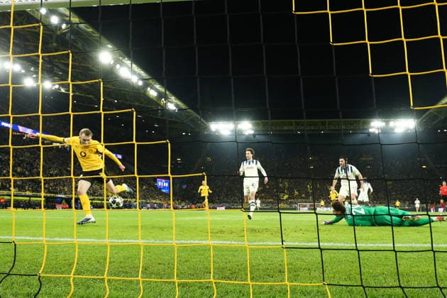 Dortmund, Germany, 17.02.26, Maximilian Beier (Borussia Dortmund) schiesst das 2:0 während des Spiels der Champions League Playoffs zwischen Borussia Dortmund - Atalanta Bergamo im Signal Iduna Park in Dortmund. (Photo by Joachim Bywaletz) DFB DFL REGULATIONS PROHIBIT ANY USE OF PHOTOGRAPHS AS IMAGE SEQUENCES AND OR QUASI-VIDEO. Copyright: JoachimxBywaletz xJB-Sportfoto