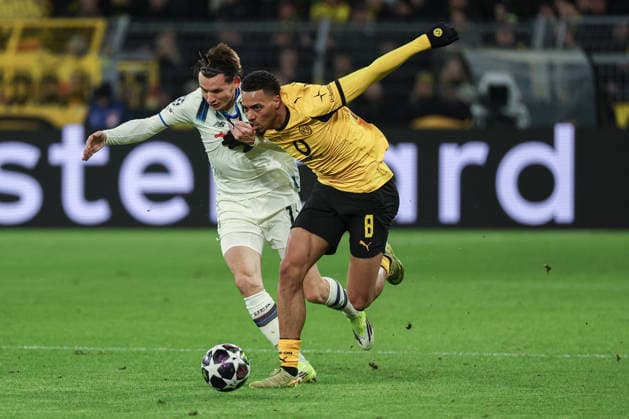 UEFA Champions League - Borussia Dortmund - Atalanta Bergamo am 17.02.2026 im Signal Iduna Park in Dortmund Marten de Roon (Atalanta 15) gegen Felix Nmecha (Dortmund 8)