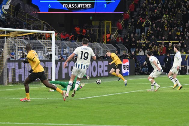 Maximilian Beier (Borussia Dortmund), hinten, erzielt nach Vorarbeit von Serhou Guirassy (Borussia Dortmund), li., das Tor zum 2:0 17.02.2026, Fussball, UEFA Champions League 2025 2026, Play-offs, Borussia Dortmund - Atalanta Bergamo UEFA regulations prohibit any use of photographs as image sequences and or quasi-video Dortmund Signal Iduna Park Nordrhein Westfalen Deutschland