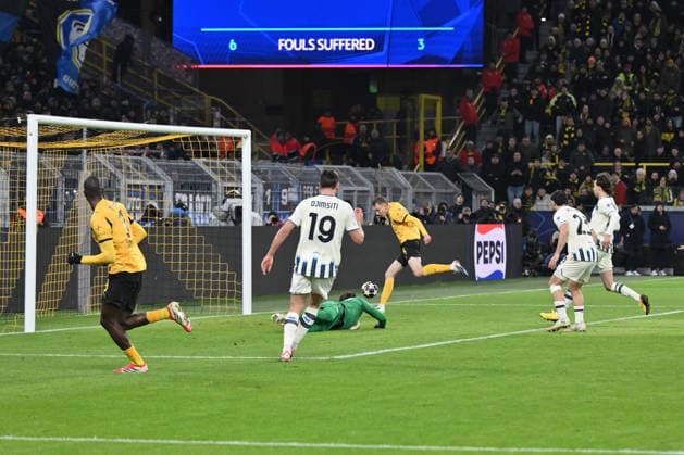 Maximilian Beier (Borussia Dortmund), hinten, erzielt nach Vorarbeit von Serhou Guirassy (Borussia Dortmund), li., das Tor zum 2:0 17.02.2026, Fussball, UEFA Champions League 2025 2026, Play-offs, Borussia Dortmund - Atalanta Bergamo UEFA regulations prohibit any use of photographs as image sequences and or quasi-video Dortmund Signal Iduna Park Nordrhein Westfalen Deutschland