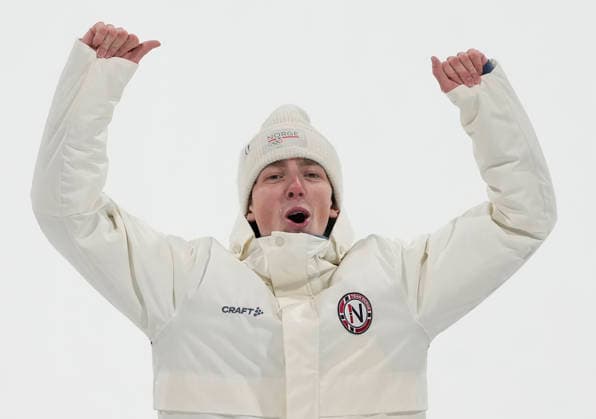 Gold medalist Tormod Frostad of Norway celebrates on the podium after the Men s Freestyle Skiing Big Air competition at the Milano Cortina 2026 Winter Olympic Games, Olympische Spiele, Olympia, OS in Livigno, Italy, on Tuesday, February 17, 2026. Mac Forehand of the United States won the silver medal and .Matej Svancer of Austria won the bronze medal.  OLY20260217804 BOBxSTRONG