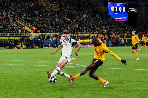 17.02.2026, Fussball, Saison 2025 2026, UEFA Champions League, Play-Offs, Round 1, Borussia Dortmund - Atalanta Bergamo, v. l. Berat Djimsiti (Atalanta Bergamo), Serhou Guirassy (Borussia Dortmund) flankt in den Strafraum, Dortmund Signal Iduna Park NRW Deutschland xRHR-FOTO DEx Copyright: DennisxEwert RHR-FOTOx RHR-FOTO DE